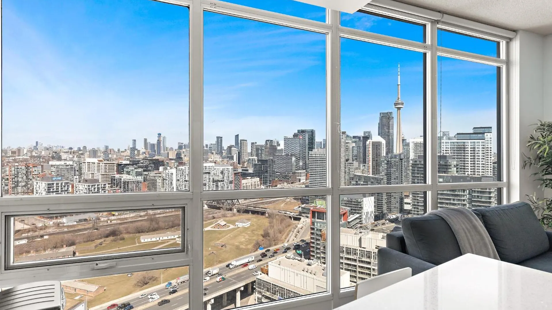 Apartment 2 Bedroom Downtown Toronto Stay With Stunning Views & Free Parking