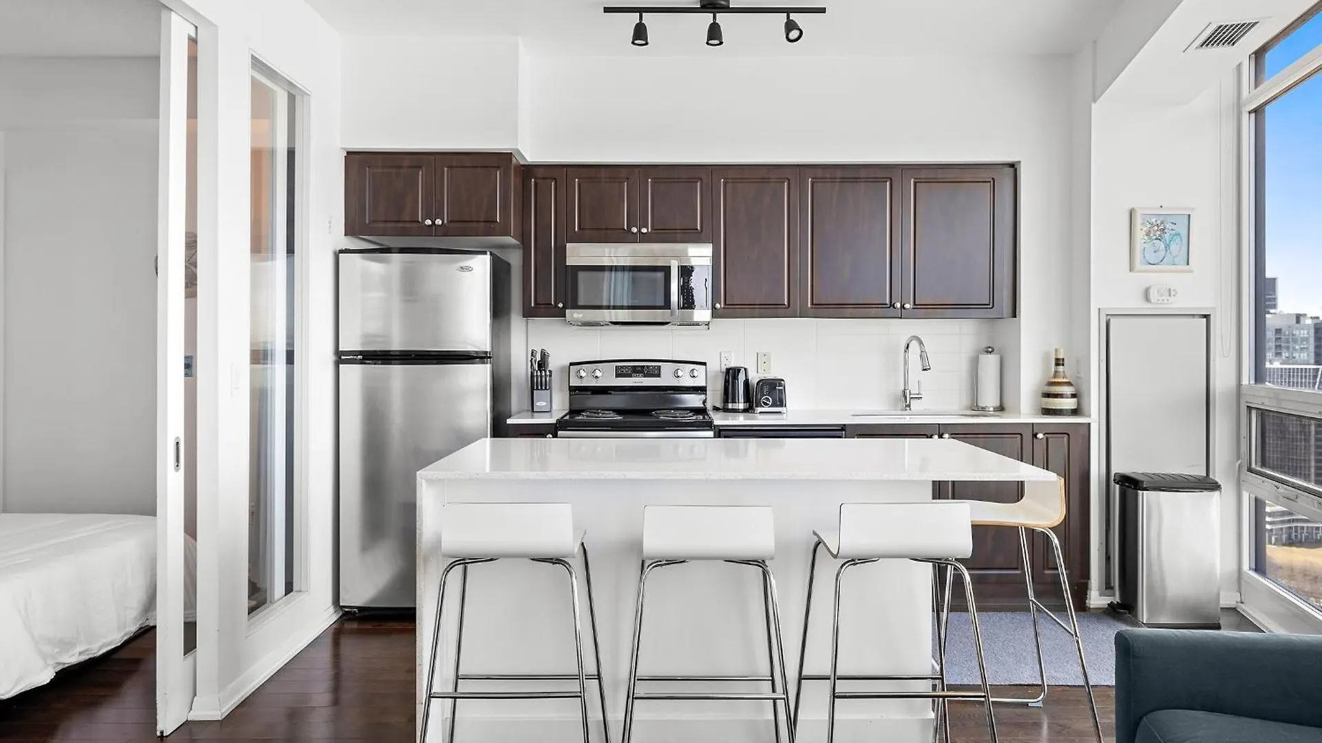 2 Bedroom Downtown Toronto Stay With Stunning Views & Free Parking 0*,  Canada