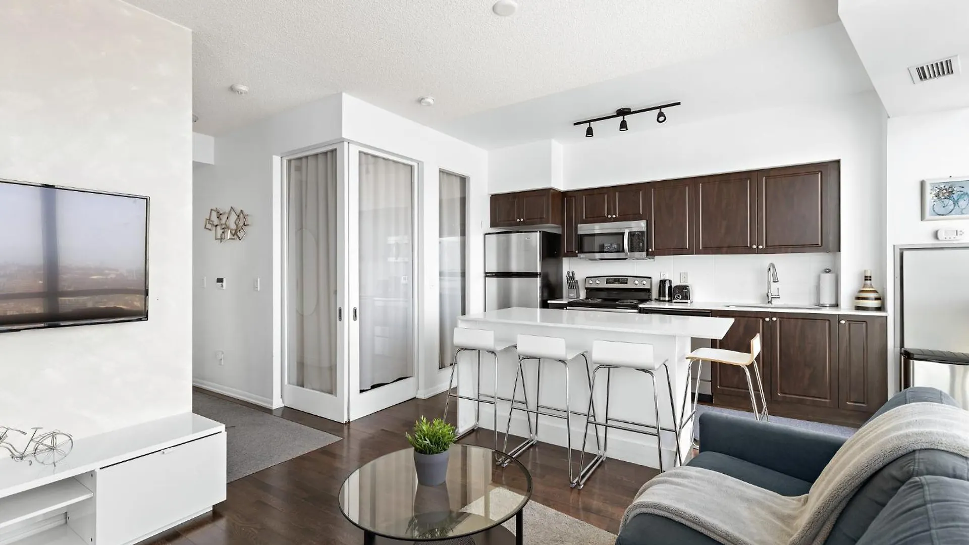 2 Bedroom Downtown Toronto Stay With Stunning Views & Free Parking 0*,