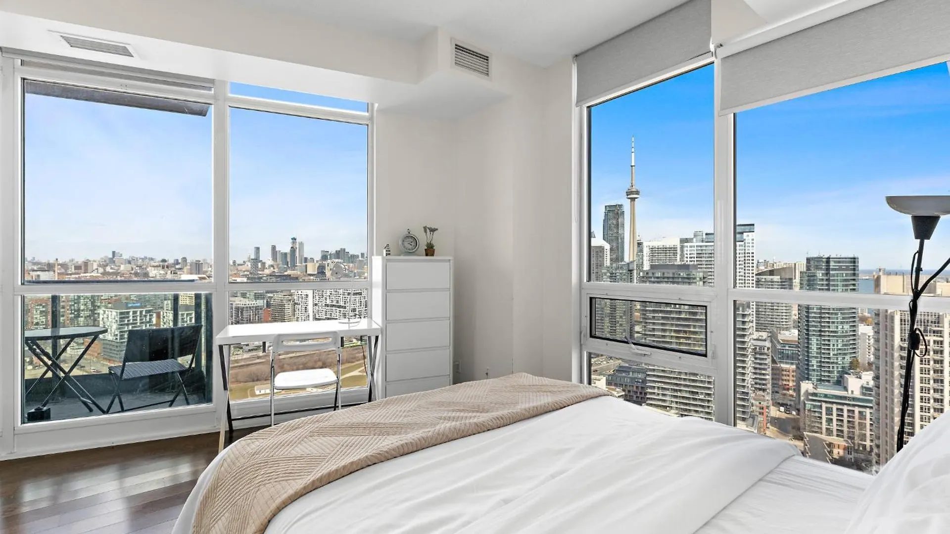 2 Bedroom Downtown Toronto Stay With Stunning Views & Free Parking