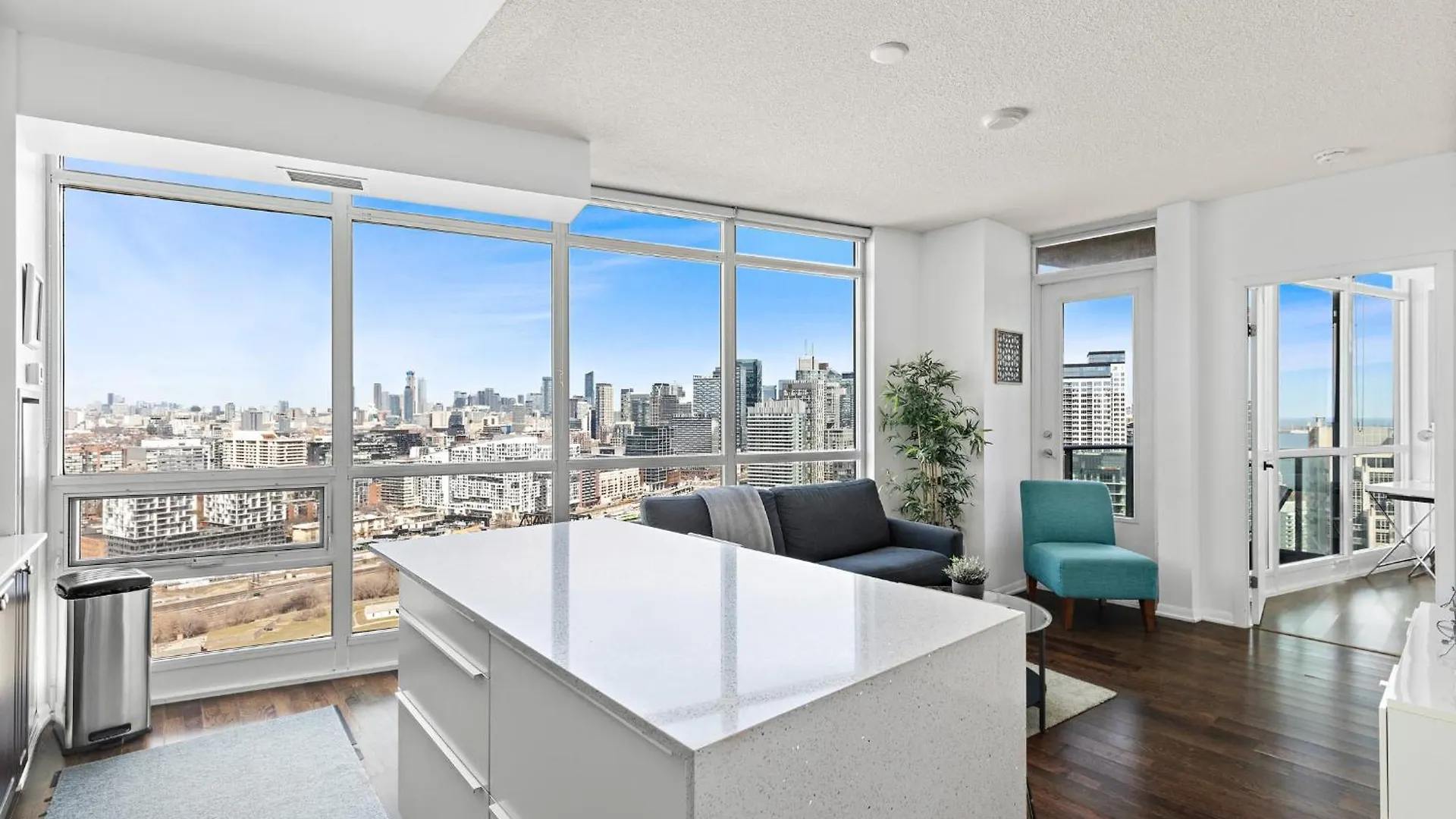 Apartment 2 Bedroom Downtown Toronto Stay With Stunning Views & Free Parking