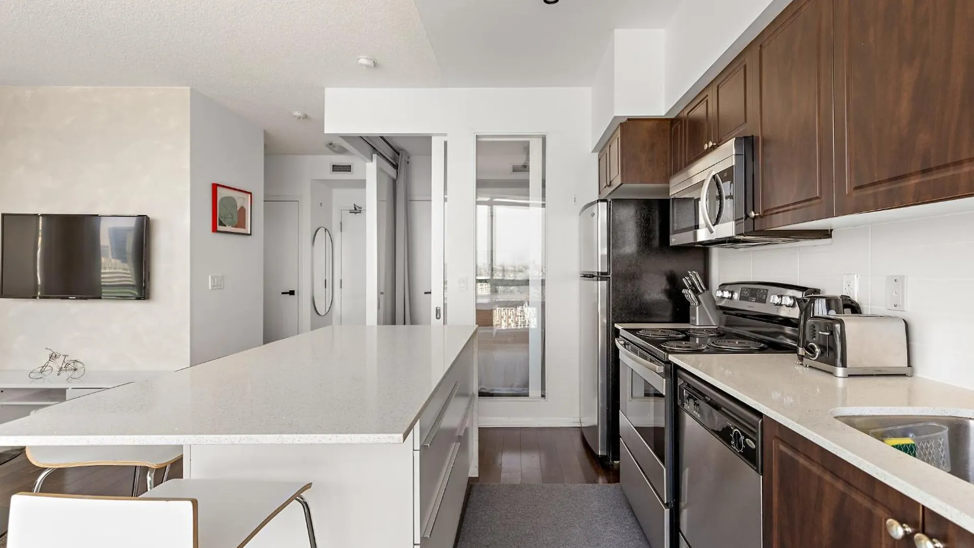 2 Bedroom Downtown Toronto Stay With Stunning Views & Free Parking Apartment