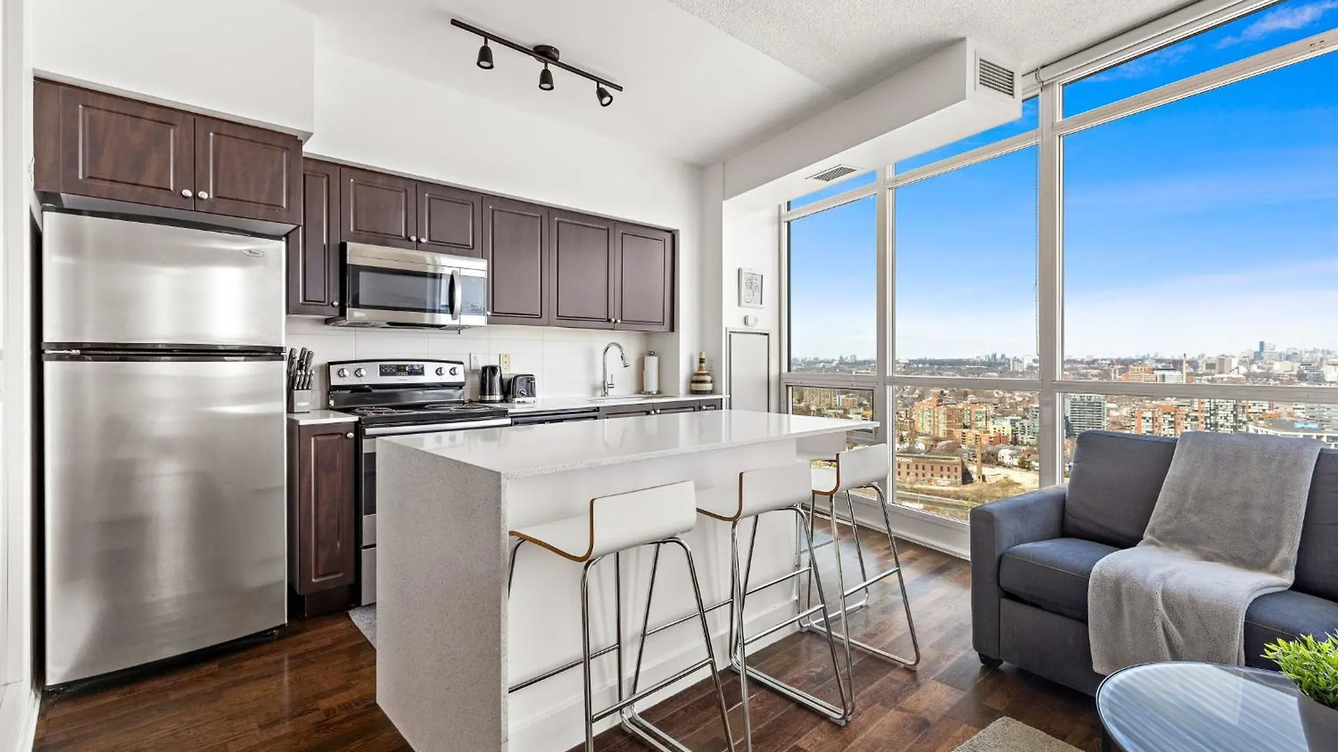 2 Bedroom Downtown Toronto Stay With Stunning Views & Free Parking