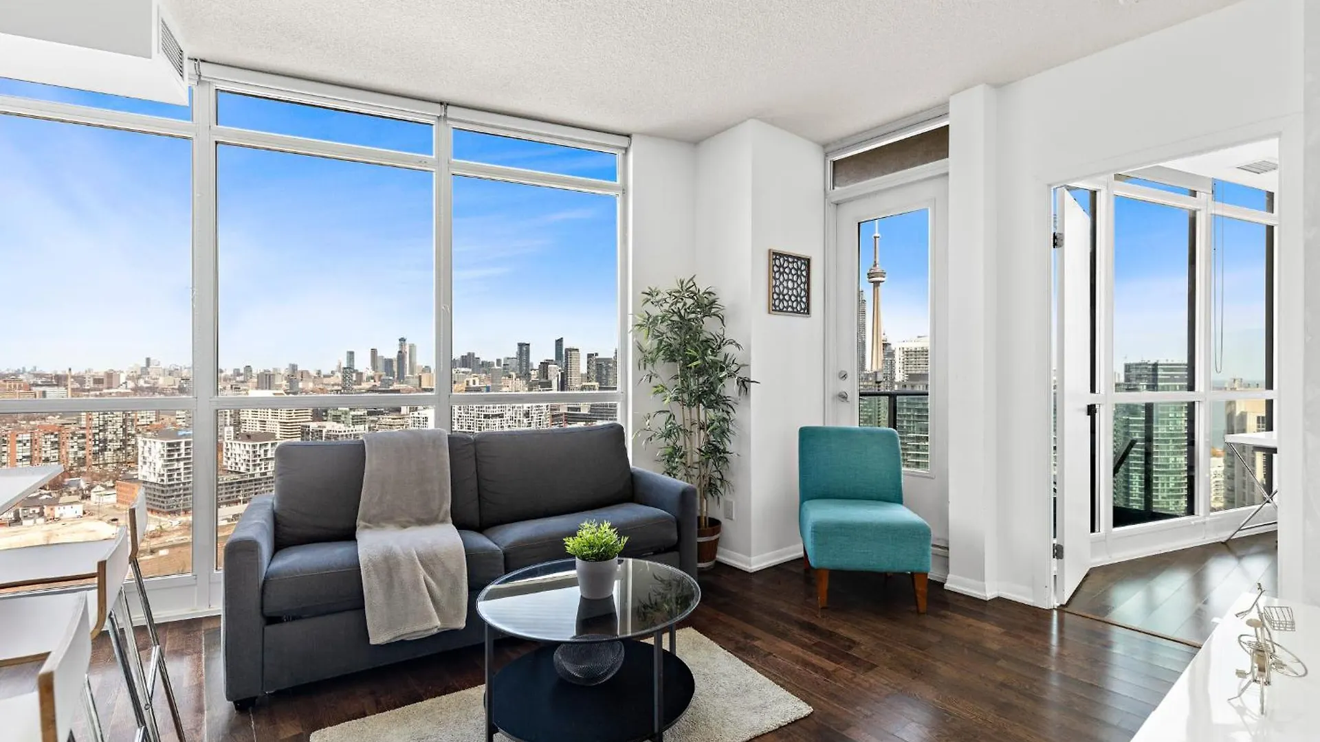 2 Bedroom Downtown Toronto Stay With Stunning Views & Free Parking Canada