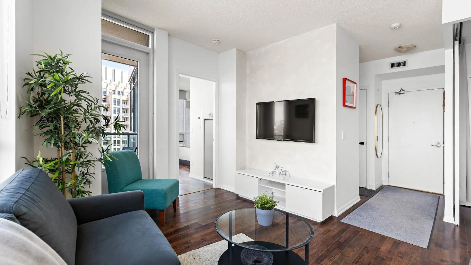 2 Bedroom Downtown Toronto Stay With Stunning Views & Free Parking