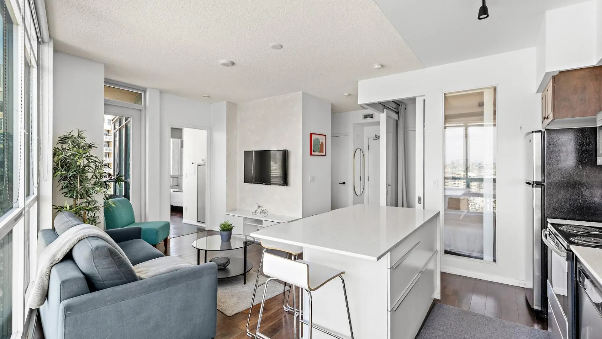 2 Bedroom Downtown Toronto Stay With Stunning Views & Free Parking Apartment