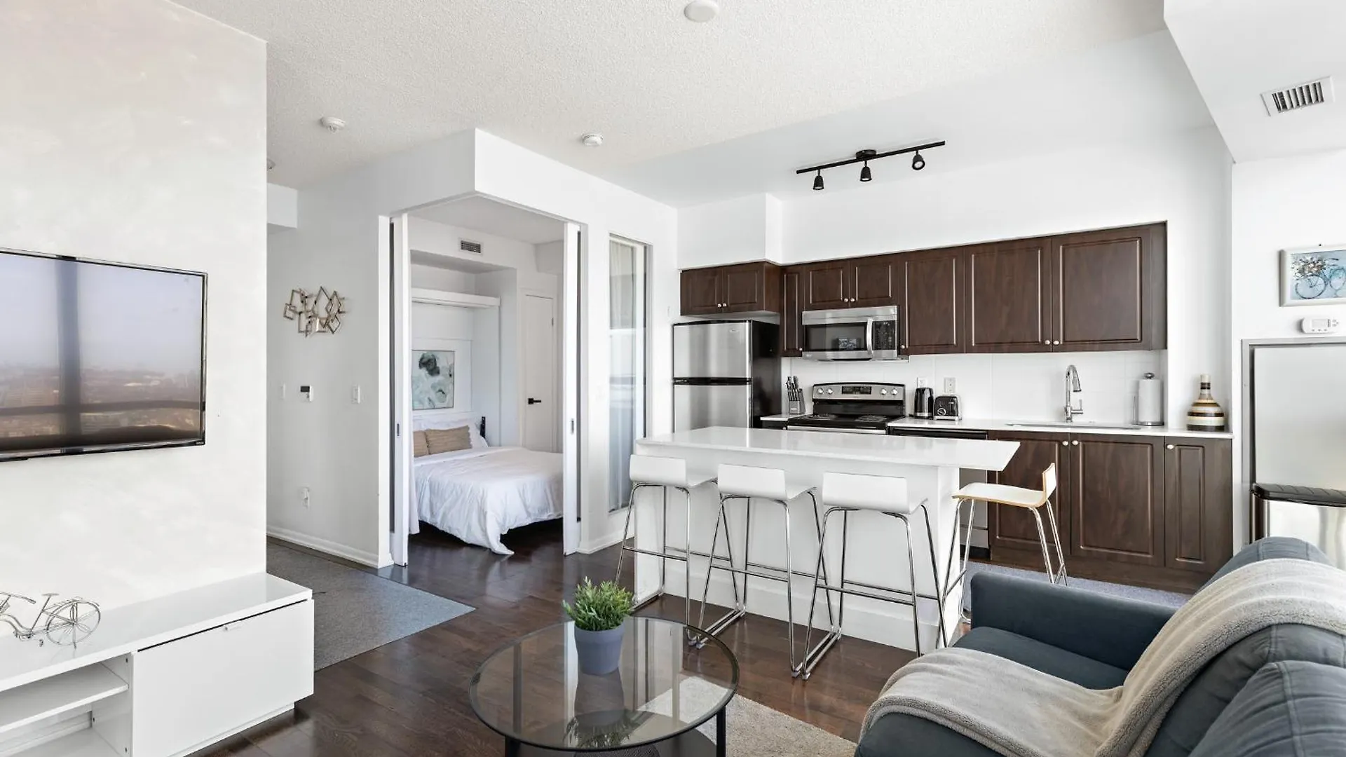 2 Bedroom Downtown Toronto Stay With Stunning Views & Free Parking Apartment