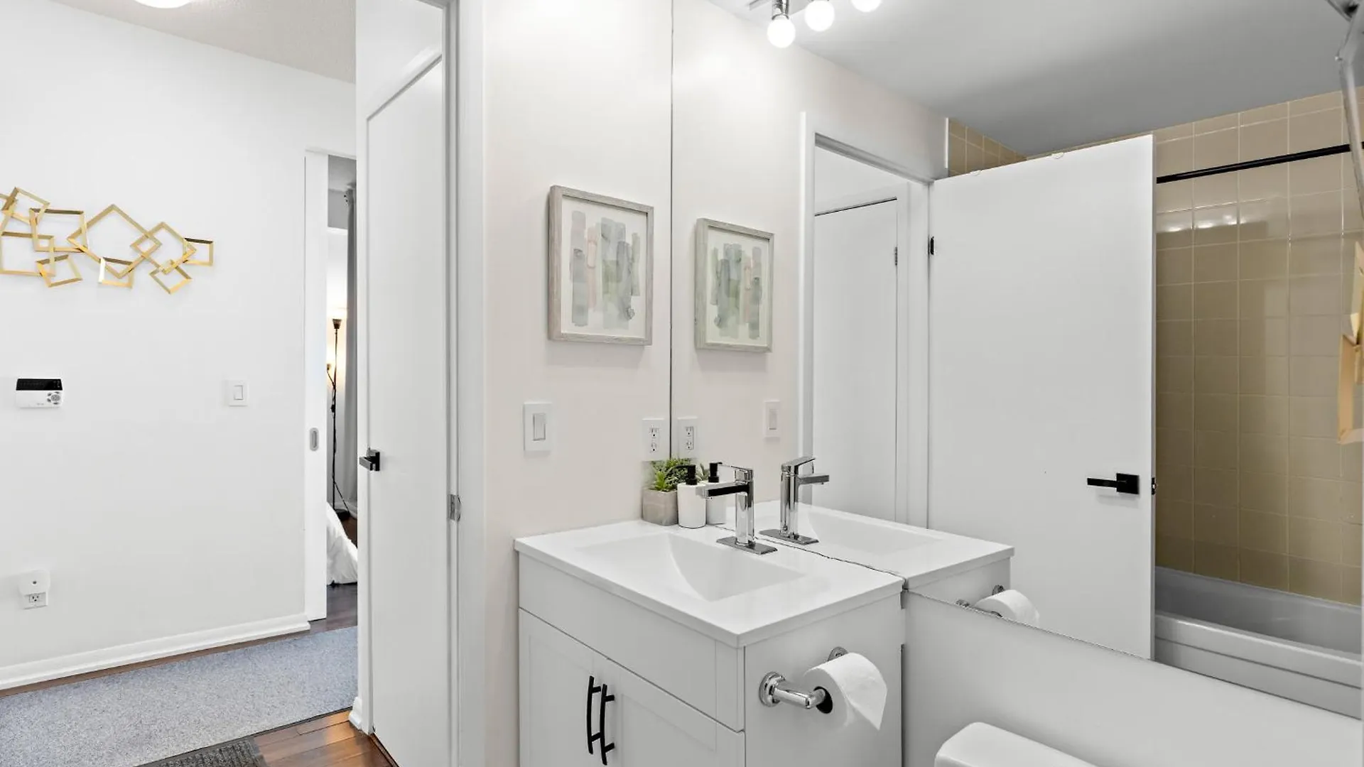 2 Bedroom Downtown Toronto Stay With Stunning Views & Free Parking