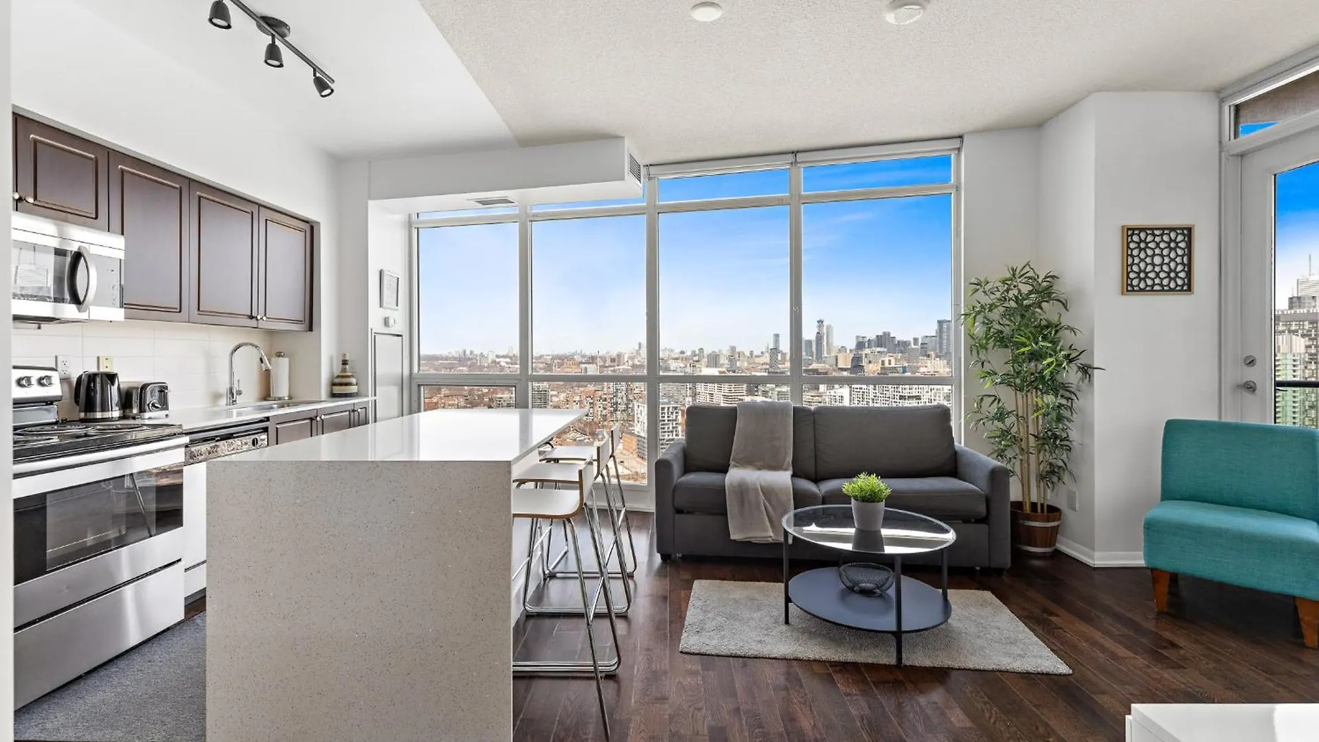Daire 2 Bedroom Downtown Toronto Stay With Stunning Views & Free Parking Kanada