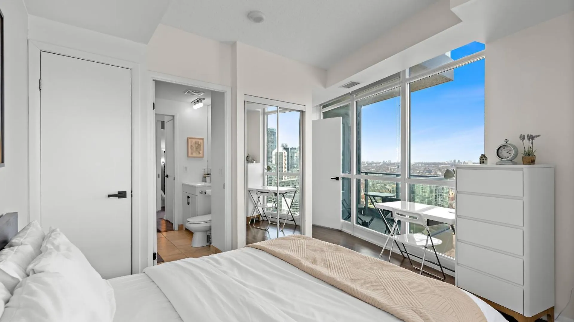 2 Bedroom Downtown Toronto Stay With Stunning Views & Free Parking