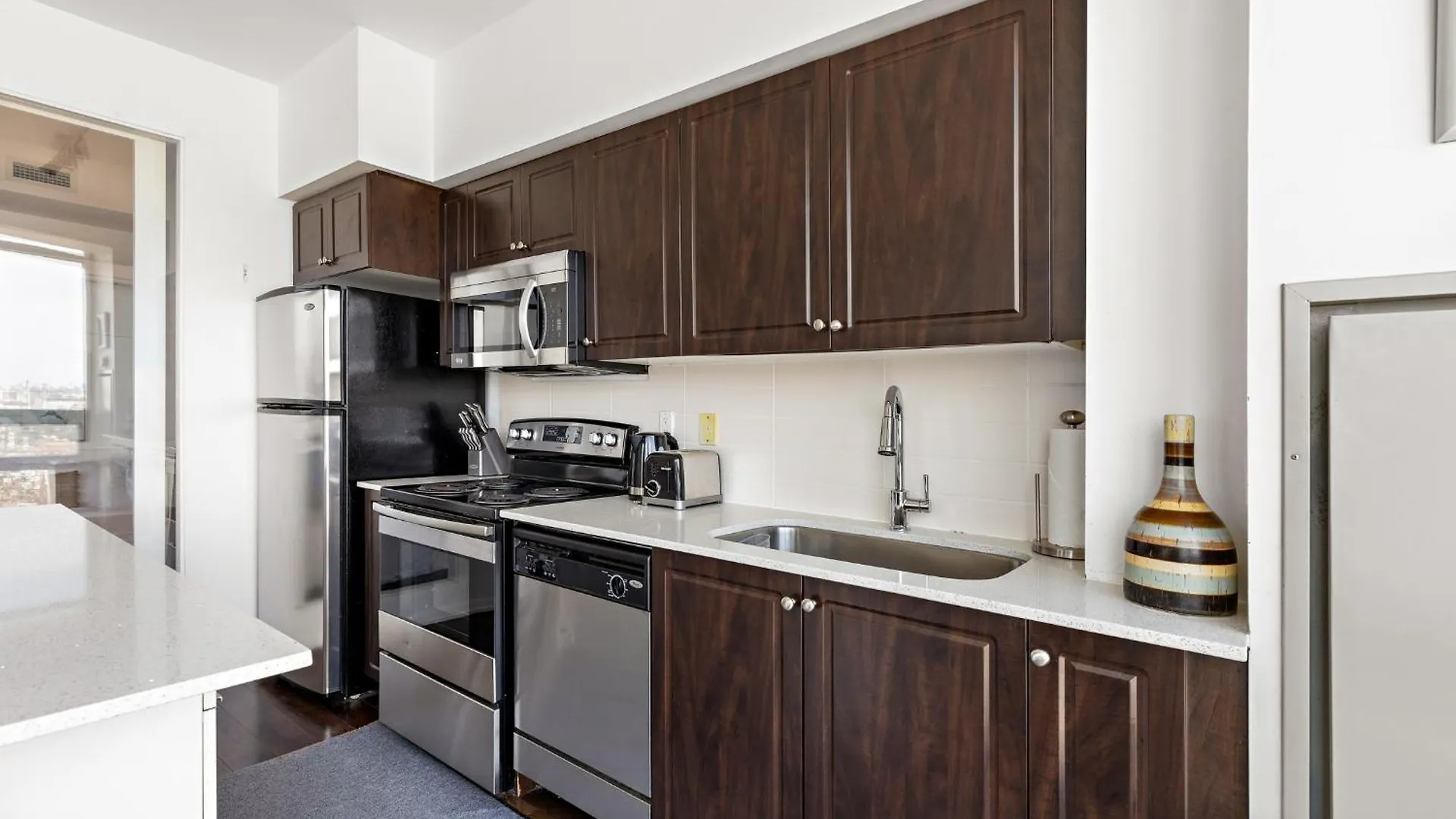 2 Bedroom Downtown Toronto Stay With Stunning Views & Free Parking 0*,  캐나다